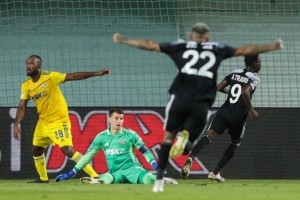  布伦瑞克定位球专精，德甲死磕战术收获奇效  